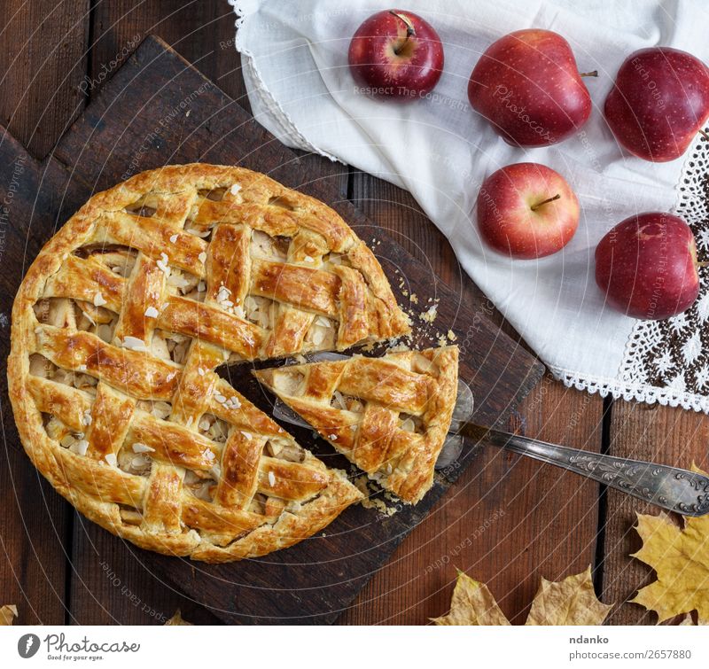traditioneller Obstkuchen auf einem braunen Holzbrett Lebensmittel Frucht Apfel Kuchen Dessert Süßwaren Tisch Erntedankfest Herbst Essen frisch lecker natürlich