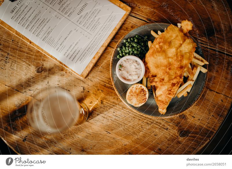 Fisch und Pommes frites Lebensmittel Meeresfrüchte Mittagessen Bier Tisch Restaurant Essen Holz gold Tradition Fish und Chips Saucen Briten Kartoffeln Mahlzeit