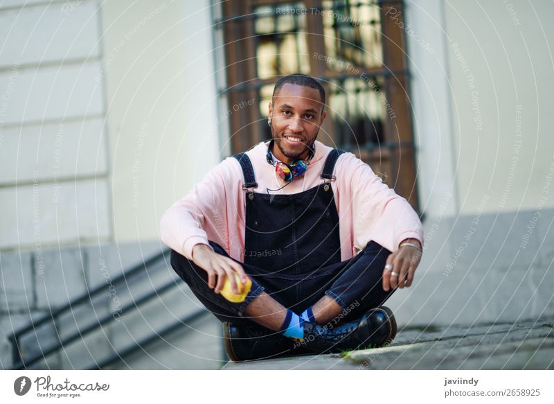 Junger schwarzer Mann isst einen Apfel auf städtischen Stufen sitzend Frucht Essen Lifestyle Glück schön Mensch maskulin Junger Mann Jugendliche Erwachsene 1