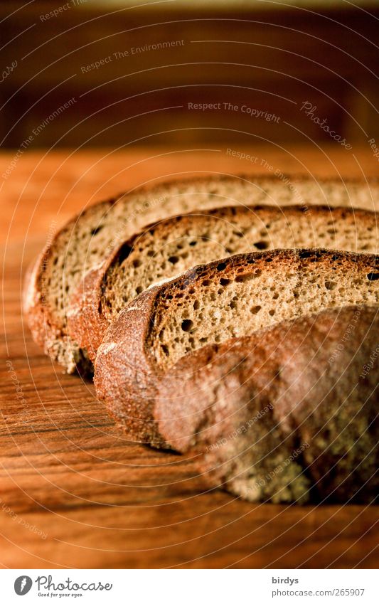 Graubrotscheiben auf einem Holzbrett. aufgeschnittenes Brot Backwaren Brotscheiben Lebensmittel Teigwaren Bioprodukte lecker braun Appetit & Hunger Brotzeit