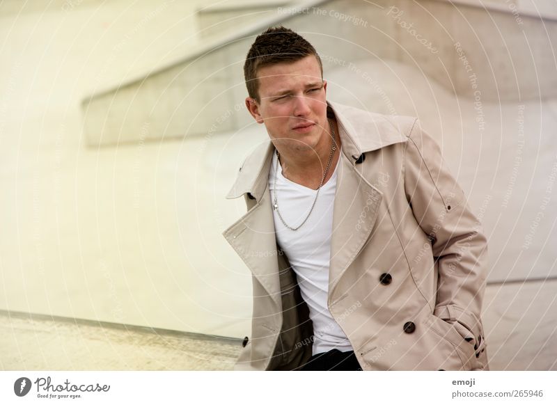 fadin' #2 maskulin Junger Mann Jugendliche 1 Mensch 18-30 Jahre Erwachsene Mode Jacke Coolness schön sitzen Farbfoto Außenaufnahme Hintergrund neutral Tag