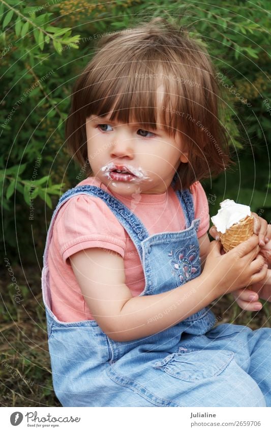 Süße Mädchen essen Eiscreme. Speiseeis Essen trinken Garten Kind Baby Frau Erwachsene Park blond weiß Europäer Kaukasier eine zwei drei Dame kurz Behaarung