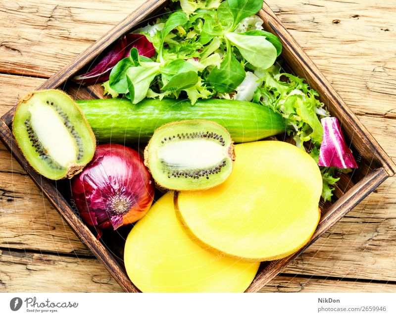 Sortiment von frischem Obst und Gemüse Lebensmittel Frucht Gesundheit Diät grün Vegetarier Salatgurke Ernte Mango natürlich Vitamin reif Essen roh Markt Veganer