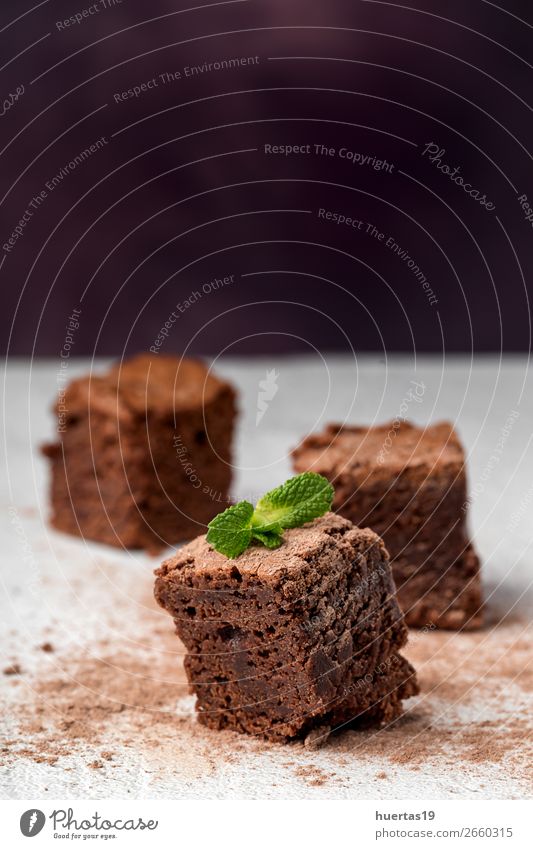 Schokoladenbrownie mit Minze Lebensmittel Dessert Süßwaren Frühstück Kunst frisch lecker süß braun weiß Brownie Essen: Dessert gebastelt Hintergrund Kuchen Raum