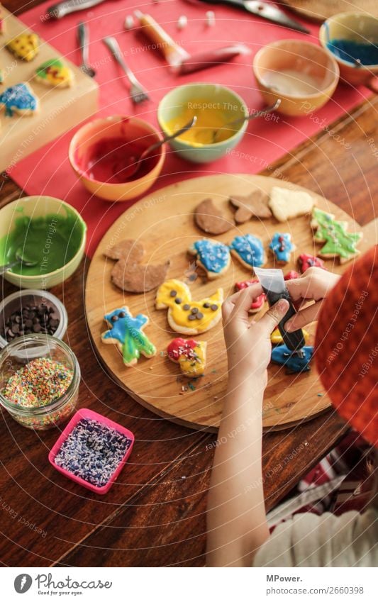 backen zu weihnachten Weihnachtsgebäck Kind mehrfarbig lecker süß Süßwaren Teigwaren Keks Handarbeit Bäcker verschönern