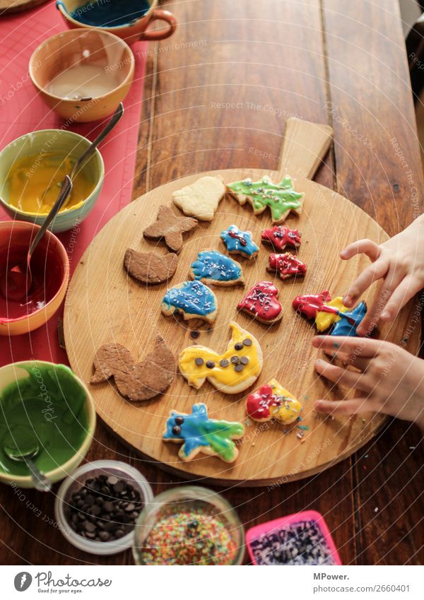 es geht wieder los :-) Lebensmittel Mensch Hand Arbeit & Erwerbstätigkeit backen Weihnachtsgebäck Keks mehrfarbig süß Tisch Plätzchen stechen