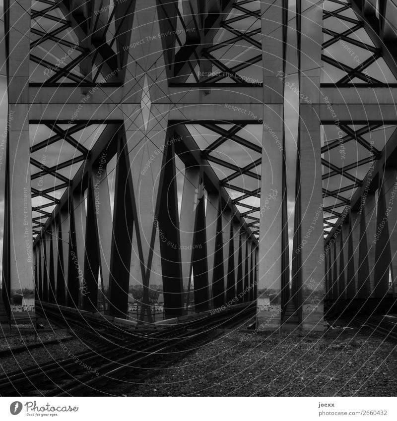 Hinterm Auge Brücke Stahl eckig groß grau schwarz weiß Kunst Schwarzweißfoto Außenaufnahme abstrakt Muster Menschenleer Tag Kontrast