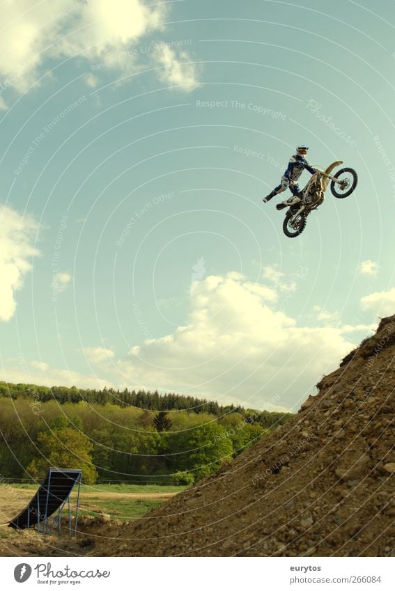 Flying Mike Sport Motorsport Mensch Gefühle Motorradsportler Motocross-Fahrer springen fliegen Stuntman Farbfoto Außenaufnahme 1 Rampe gefährlich Mut