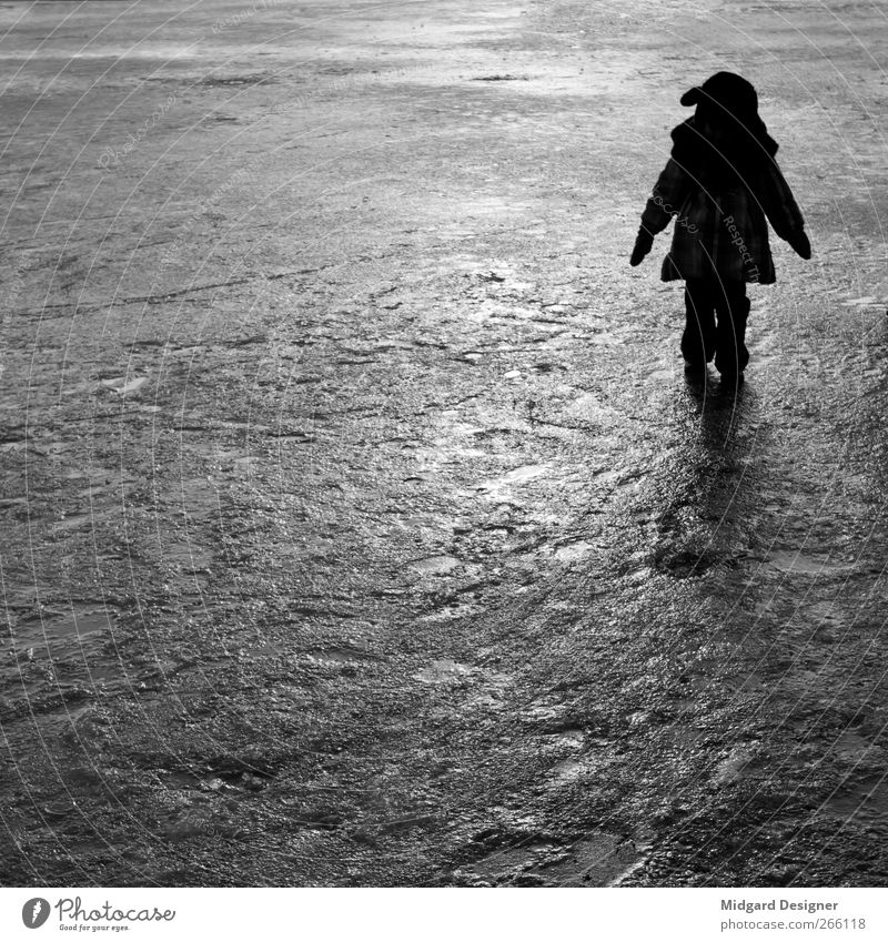Allein Mensch Kind Mädchen Kindheit 1 3-8 Jahre Winter Jacke stehen kalt Stimmung Eis Gegenlicht Kontrast Quadrat anonym Silhouette Schwarzweißfoto