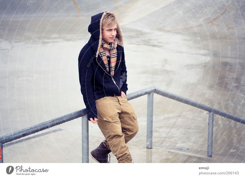 winter's comeback maskulin Junger Mann Jugendliche 1 Mensch 18-30 Jahre Erwachsene Mode Jacke Kapuze Kapuzenpullover Kapuzenjacke Coolness Farbfoto