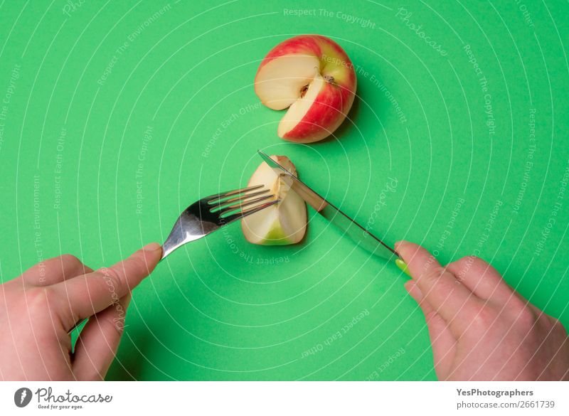 Apfel schneiden auf einem grünen Tisch. Diätnahrung. Frucht Essen Vegetarische Ernährung Besteck Lifestyle Gesunde Ernährung Küche frisch Gesundheit