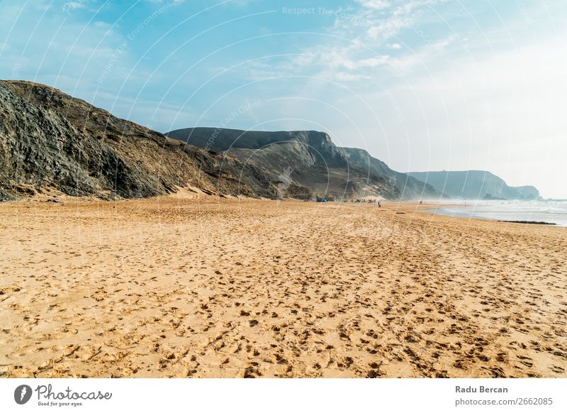 Sommer Ozean Strand und Berge Landschaft in Portugal Berge u. Gebirge Meer Himmel Küste Natur Ferien & Urlaub & Reisen blau Wasser Aussicht tropisch Sand schön