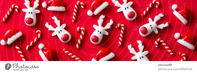 Weihnachtsornamentmuster auf rotem Hintergrund. Weihnachten & Advent Ornament Muster Hintergrund neutral Jahreszeiten Saison Ferien & Urlaub & Reisen