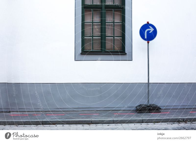 rechts um die Ecke in Augsburg Menschenleer Mauer Wand Fassade Fenster Sprossenfenster Verkehr Straßenverkehr Verkehrszeichen Verkehrsschild Bürgersteig Fußweg