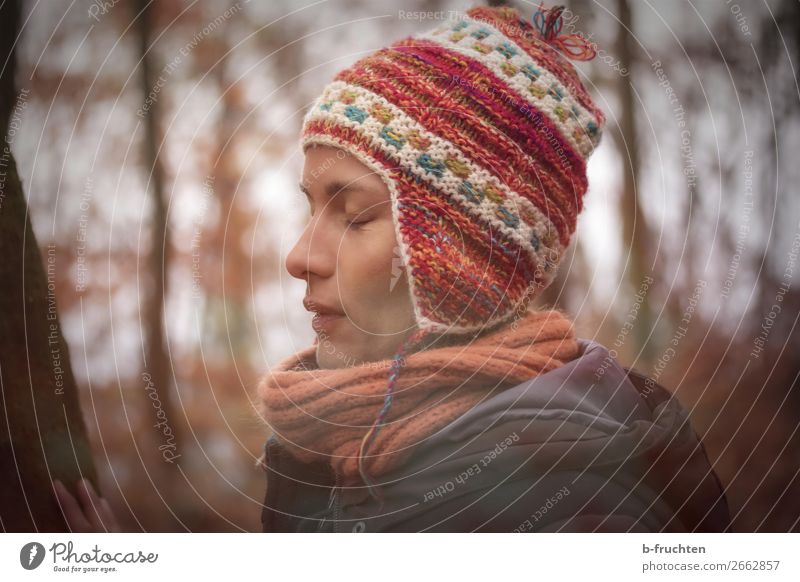 Frau mit Wollmütze vor einem Baum Gesundheit harmonisch Erholung ruhig Meditation Winter Erwachsene Gesicht 1 Mensch Herbst Park Wald Bekleidung Mantel Schal