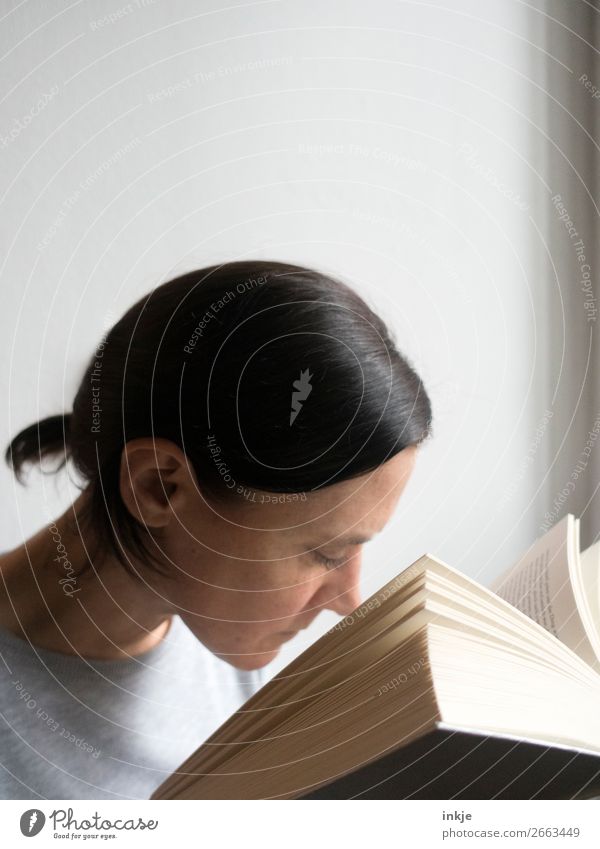 Lesen 7 Farbfoto grau Frau Erwachsene Zopf Pullover seriös lesen Buch schwer Bildung interessant Erwachsenenbildung lernen Profil Nahaufnahme festhalten