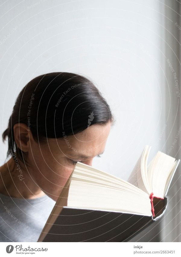 Lesen 6 Farbfoto grau Frau Erwachsene Zopf Pullover seriös lesen Buch schwer Bildung interessant Erwachsenenbildung lernen Mensch spießig frontal Nahaufnahme