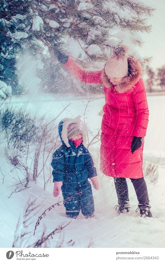 Mutter und ihre kleine Tochter genießen den Winter Lifestyle Freude Glück Schnee Winterurlaub Mensch Kind Kleinkind Mädchen Junge Frau Jugendliche Erwachsene