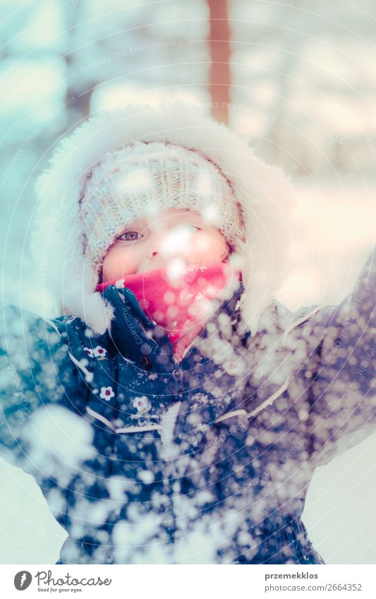 Kleines Mädchen genießt den Schnee an einem kalten, winterlichen Tag. Lifestyle Freude Glück Winter Winterurlaub Kind Kleinkind Kindheit 1 Mensch 3-8 Jahre