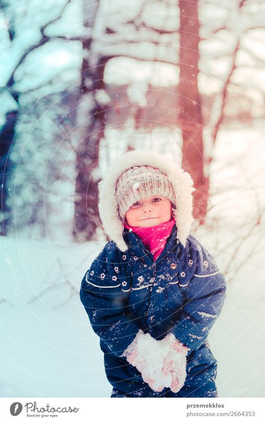 Kleines Mädchen genießt den Schnee an einem kalten, winterlichen Tag. Lifestyle Freude Glück Winter Winterurlaub Mensch Kind Kleinkind Kindheit 1 3-8 Jahre