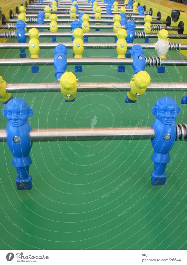 Tisch-EM? grün gelb Tischfußball Weltmeisterschaft Fototechnik blau Zentralperspektive blau-gelb Stab viele Reihe nebeneinander hintereinander Farbfoto