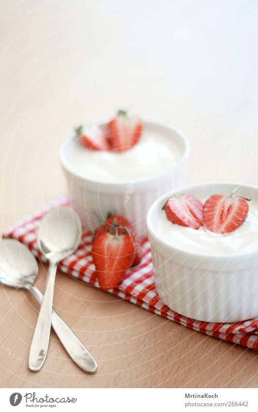 erdbeeren. Lebensmittel Joghurt Milcherzeugnisse Frucht Dessert Süßwaren Erdbeeren Ernährung Mittagessen Vegetarische Ernährung Slowfood Stimmung süß Farbfoto
