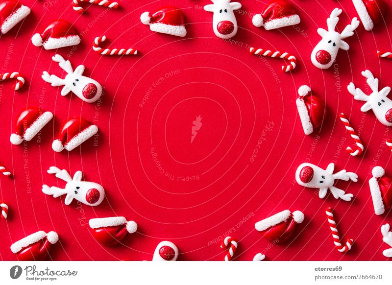 Weihnachtsornamentmuster auf rotem Hintergrund. Weihnachten & Advent Ornament Muster Hintergrund neutral Jahreszeiten Saison Ferien & Urlaub & Reisen