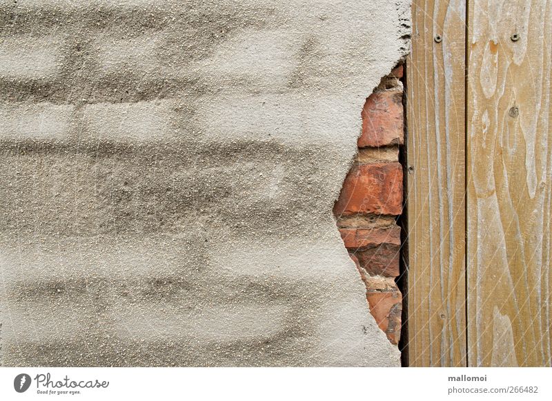 Materialmix Beton Backstein Holz Haus Hütte Bauwerk Gebäude Architektur Mauer Wand Fassade Stein alt eckig kaputt braun grau durchscheinend Abdruck Zement Putz