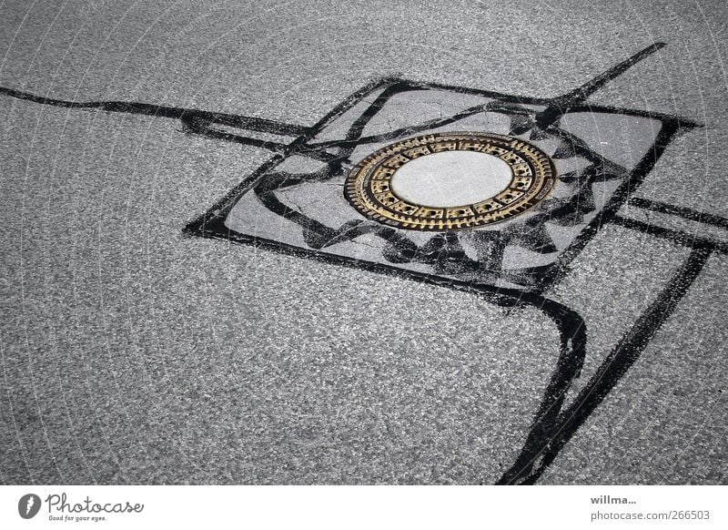 Die Quadratur des Kreises Gullydeckel Asphalt Teer rund grau schwarz Straße kennzeichnen Reparatur Straßenbelag Straßenbau Kanalisation eckig Geometrie Muster
