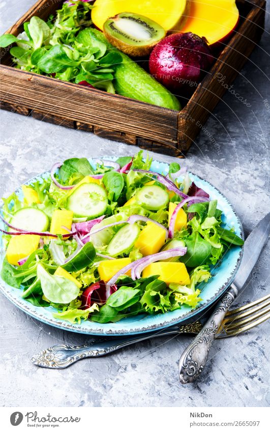 Kopfsalat mit Mangoscheiben Salatbeilage Frühling grün Vitamin Blatt Kraut frisch Lebensmittel Gemüse Gesundheit Diät Vegetarier Teller Rucola natürlich