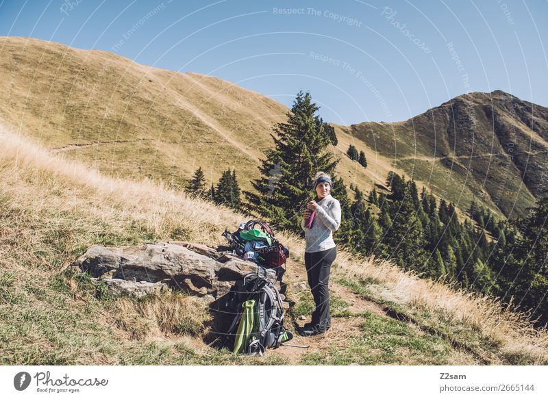 Junge Wanderin macht Pause auf dem Weg zum Hirzer Freizeit & Hobby Ferien & Urlaub & Reisen wandern Klettern Bergsteigen Junge Frau Jugendliche 30-45 Jahre