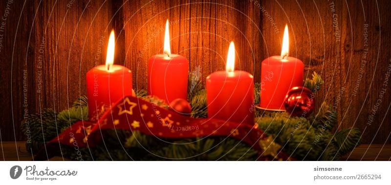 Weihnachten Adventskranz mit 4 brennenden Kerzen auf altem Holz Dekoration & Verzierung Weihnachten & Advent Fahne lang weich rot Stimmung Romantik