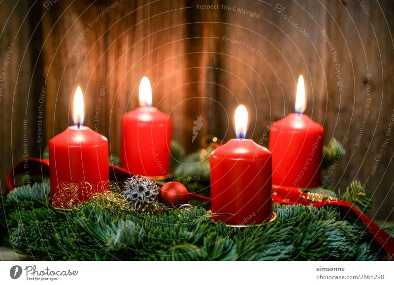 Weihnachten Adventskranz mit 4 brennenden Kerzen auf altem Holz Dekoration & Verzierung Weihnachten & Advent Fahne weich rot Stimmung Romantik Weihnachtskranz