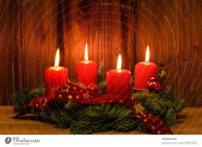 Weihnachten Adventskranz mit 4 brennenden Kerzen auf altem Holz Dekoration & Verzierung Weihnachten & Advent Fahne weich rot Stimmung Romantik Weihnachtskranz