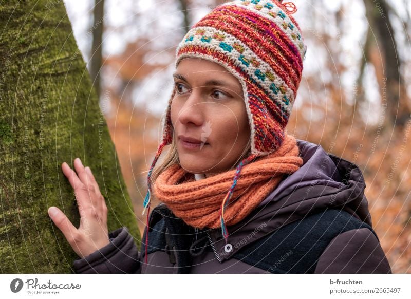 Frau mit peruanischer Mütze harmonisch Zufriedenheit wandern Erwachsene Gesicht Hand Herbst Baum Park Wald Mantel Schal beobachten Erholung Blick stehen einfach