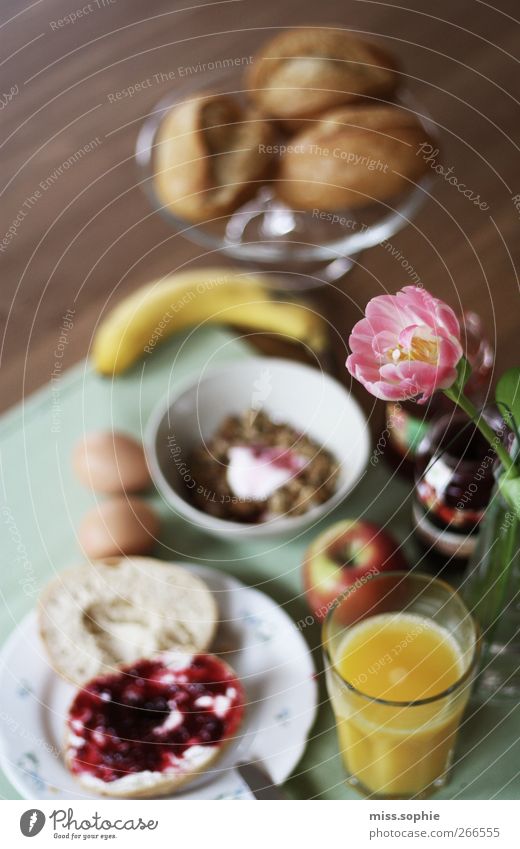 hallo neuer tag. Brötchen Marmelade Ernährung Frühstück Büffet Brunch Glas Lifestyle Gesunde Ernährung Leben Wohlgefühl Zufriedenheit trinken Holz Erholung