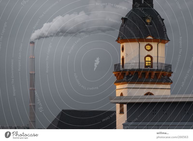 Turm von historischem Rathaus mit rauchendem Schornstein im Hintergrund Bauwerk Gebäude Fenster Dach Umweltverschmutzung Lichtschein Rauch Geländer Menschenleer