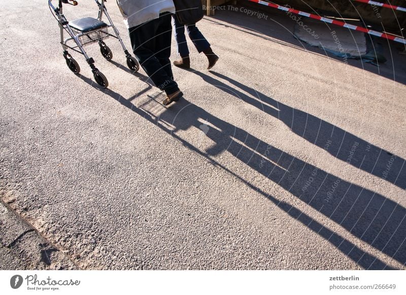Spaziergang Mensch Großvater Senior Beine 2 60 und älter Kleinstadt Stadt gehen laufen Hilfsbereitschaft Bewegung alter Begleiter Behinderte gehbehindert