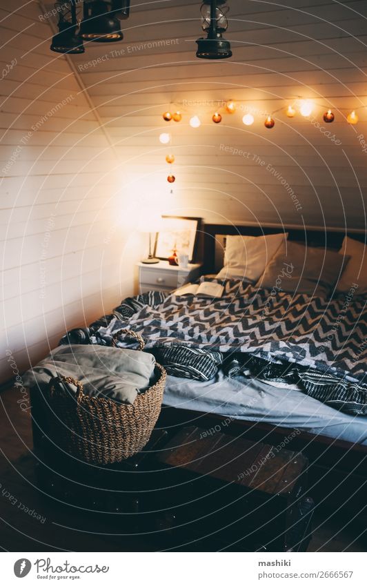 rustikales Schlafzimmer mit Abendlicht in einem modernen Ferienhaus Lifestyle Stil Design Erholung Winter Haus Dekoration & Verzierung Möbel Lampe Hütte Holz