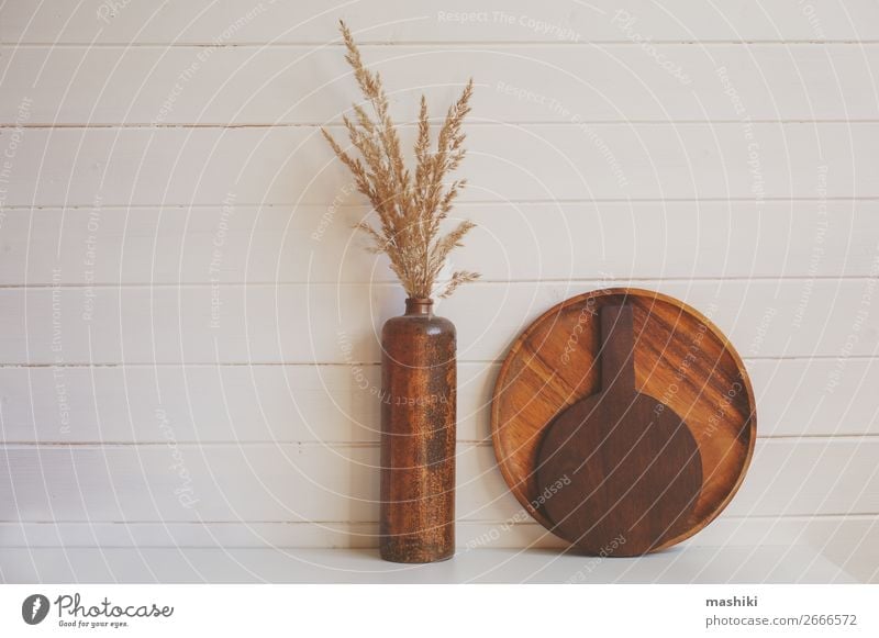Set aus rustikalen Schneidebrettern und brauner Keramikvase Design Tisch Küche Handwerk Holz alt dunkel natürlich retro weiß Tradition Holzplatte Hintergrund