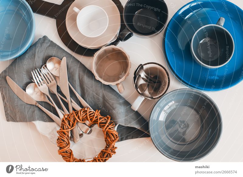 Draufsicht auf Keramikgeschirr und Besteck Abendessen Geschirr Teller Schalen & Schüsseln Stil Design Tisch Küche Sammlung außergewöhnlich modern Sauberkeit