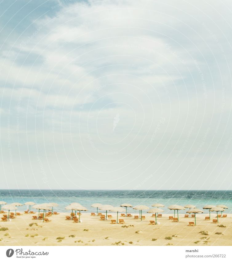 Fernweh Natur Landschaft Himmel Wolken Sonne Frühling Sommer Klima Meer blau gelb Ferien & Urlaub & Reisen Ferne Erholung Strand Sonnenschirm Liege Düne Ägypten