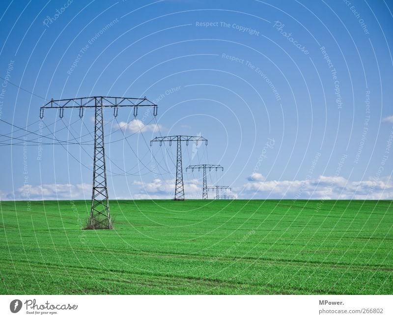 hochspannendes_strom_feld Umwelt Landschaft Himmel Wolken Horizont blau grün weiß Elektrizität Hochspannungsleitung Strommast Erneuerbare Energie Feld Gras