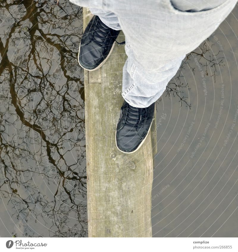 Balance Mann Erwachsene Beine Fuß Teich See Bach Gesundheit Neugier Gleichgewicht Steg Vorsicht Überqueren Hosenbeine Wasserspiegelung Wasseroberfläche