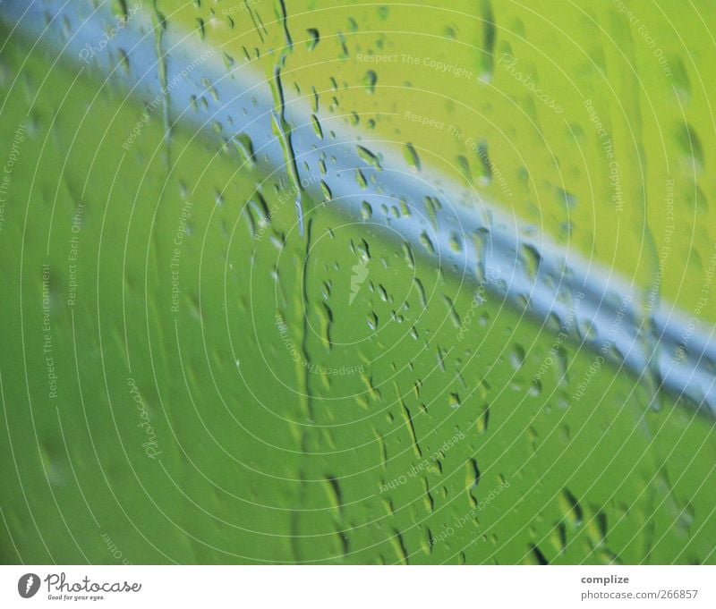 Grüner Regen Massage Dampfbad Frühling Wasser Häusliches Leben Gesundheit Flüssigkeit grün Wassertropfen grünlich tropfend Makroaufnahme Scheibe Autofenster