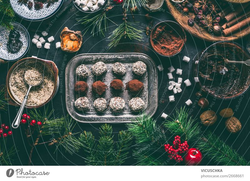 Selbstgemachte Trüffel Pralinen für Weihnachten Lebensmittel Süßwaren Schokolade Kräuter & Gewürze Ernährung Festessen Geschirr Stil Design Winter