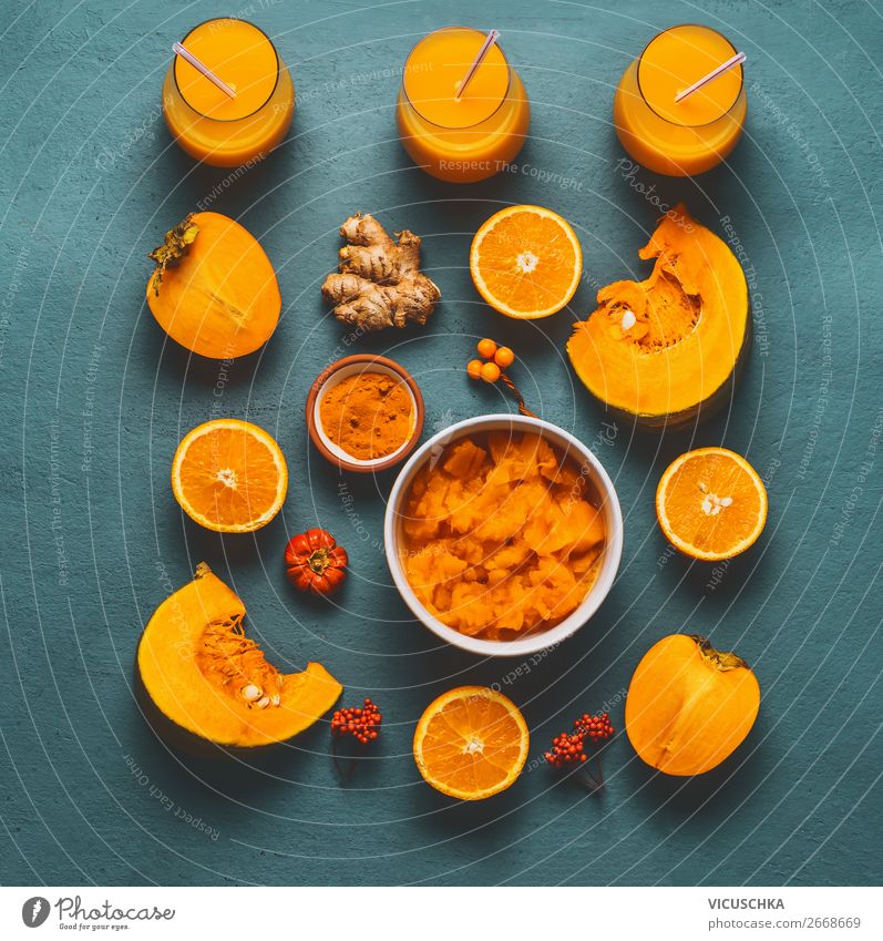 Gesunder Kürbis Smoothie mit orange Zutaten Lebensmittel Gemüse Frucht Kräuter & Gewürze Ernährung Bioprodukte Vegetarische Ernährung Diät Getränk Saft Geschirr