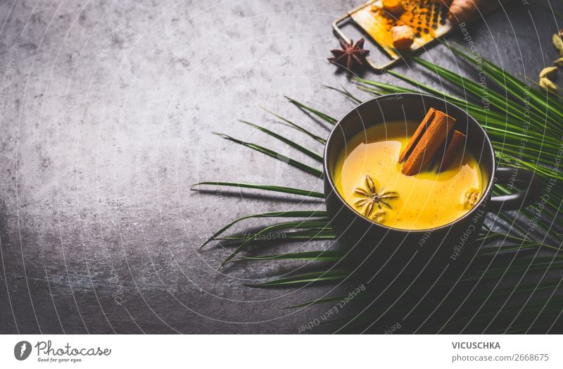 Goldener Kurkuma-Milch mit Gewürzen und Honig Lebensmittel Kräuter & Gewürze Ernährung Bioprodukte Vegetarische Ernährung Diät Getränk Heißgetränk Tasse Stil