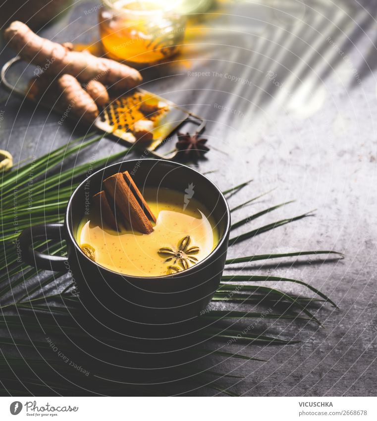 Tasse mit goldene Kurkuma Milch mit Gewürzen Lebensmittel Kräuter & Gewürze Ernährung Bioprodukte Diät Getränk Heißgetränk Tee Stil Design Gesundheit