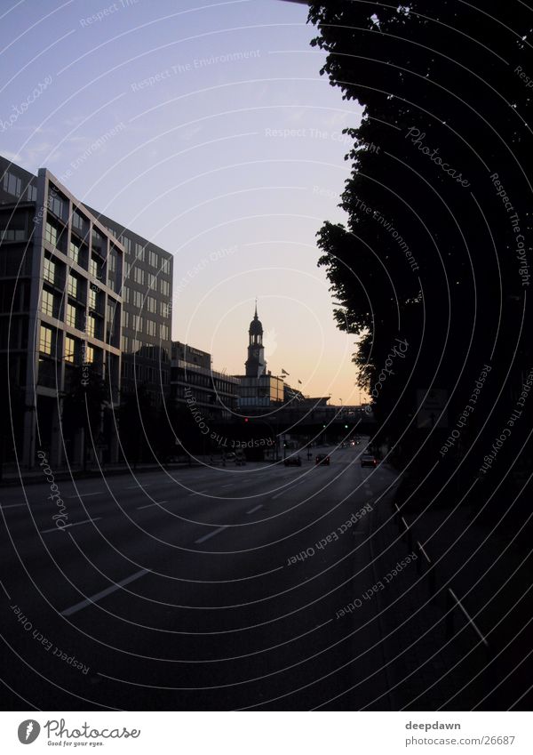 Ost-West-Straße Verkehr Sonnenuntergang Michaeliskirche Stadtzentrum Hamburg